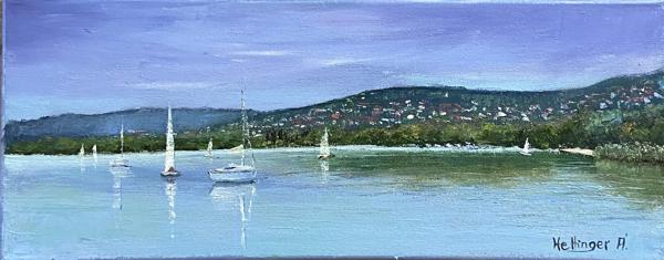 Almádi partjainál (20x50 cm)<br/>Olaj, vászon<br/>A kép: 40 000 Ft<br/><br/>Ez a festmény a Balaton idilli nyugalmát örökíti meg finom részletességgel. A nyugodt víztükör tükrözi a fehér vitorlásokat. Nemcsak esztétikai élmény, hanem nosztalgikus hangulatot is kelt￼, a balatoni nyár időtlen szépségét ragadja meg<br/><br/><button onclick='sendEmail()' style='background-color: #333; color: white; border: none; padding: 10px 20px; text-align: center; text-decoration: none; display: inline-block; font-size: 16px; margin: 4px 2px; cursor: pointer;'>Kapcsolatfelvétel</button>